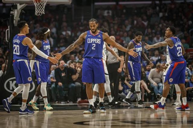 比赛场边若 比赛场边若